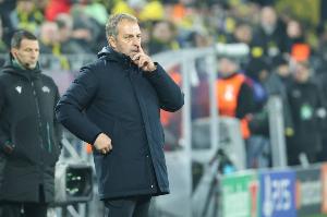 Bsports必一体育-西媒：巴萨双线推进！弗里克冲三冠，德科全力续约德容孔德