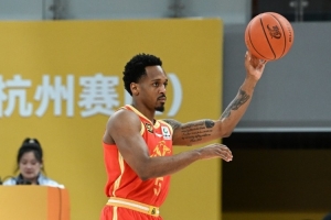 B体育必一运动-末节狂飙！付政浩：青岛黑八受阻 广厦凭布朗末节表现惊险过关！