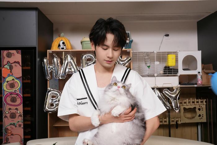 必一运动-父女合照萌态十足，无畏迎光向前