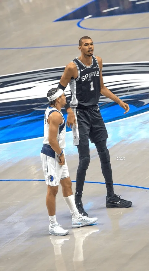 Bsports必一体育-误入巨人国！Memes晒内姆布哈德和文班亚马的身高对比