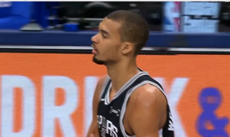 Bsports必一体育-太高了！文班突破手肘打到克里斯蒂脸部 吃到本场第二个进攻犯规