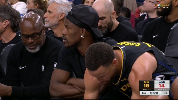 久违了！吉米·巴特勒自受伤后首次出现在球队替补席 便装观战