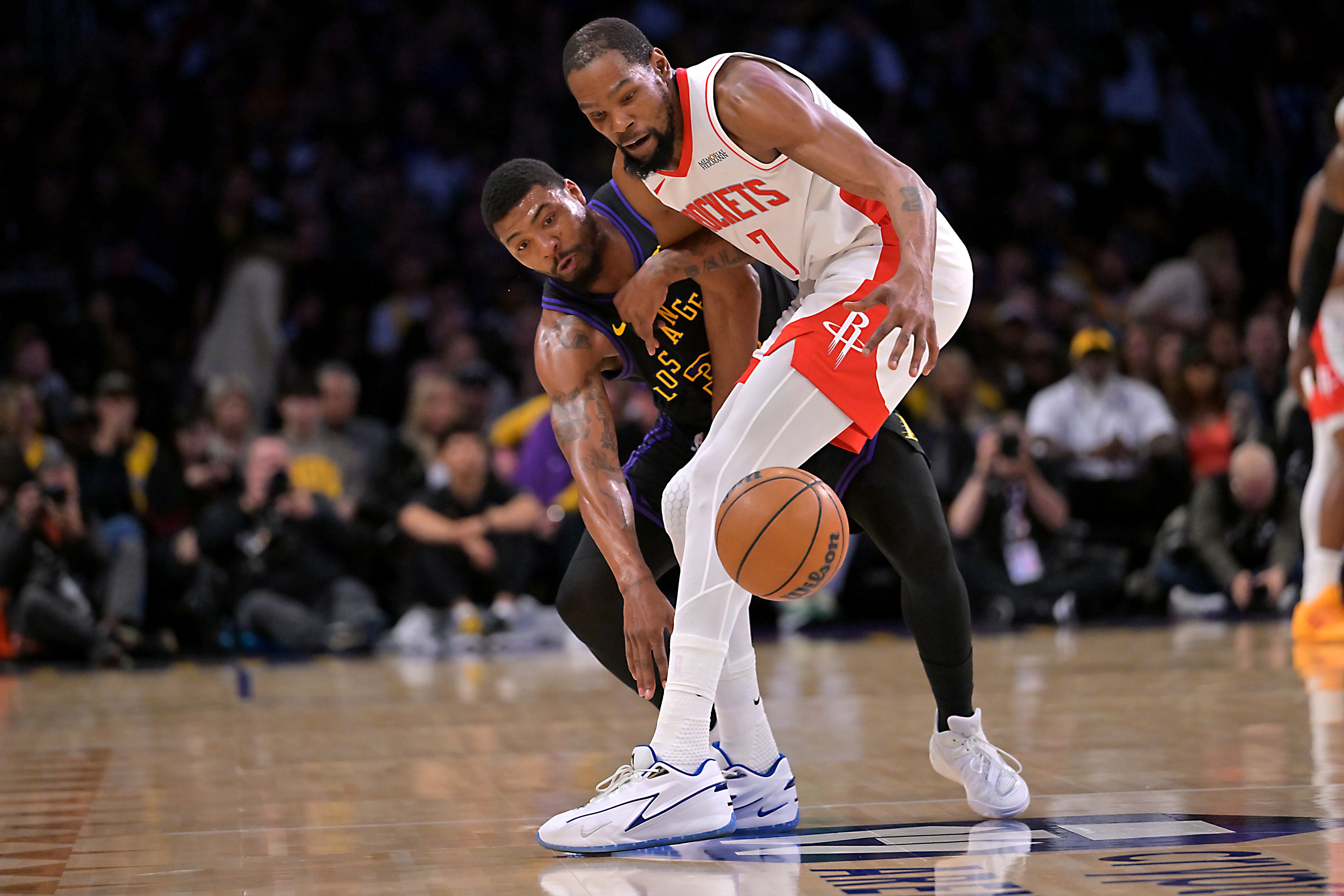 Bsports必一体育-身边已经没有水花兄弟了！疯狂包夹让杜兰特痛不欲生但又无可奈何